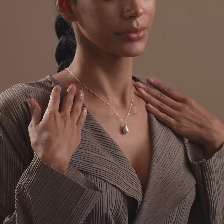 Product video of Single Baroque Pearl Necklace