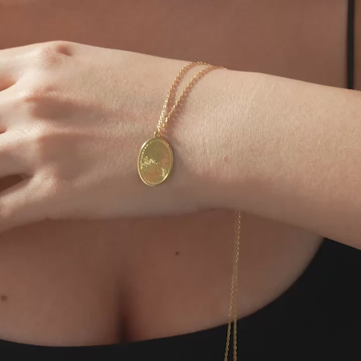 Product video of Oval Disc Necklace (Finger Print)